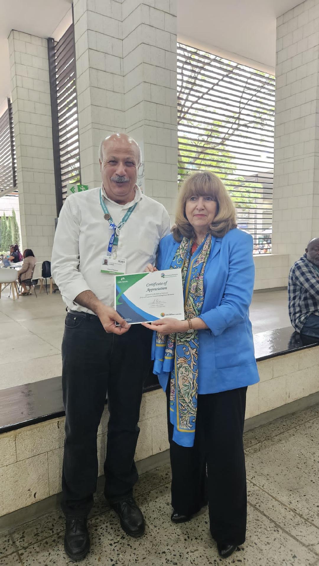 جانب من تسلم شهادة التميز